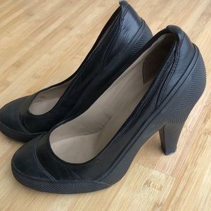 Black Vulcanized DKNY pumps w/ Insolia